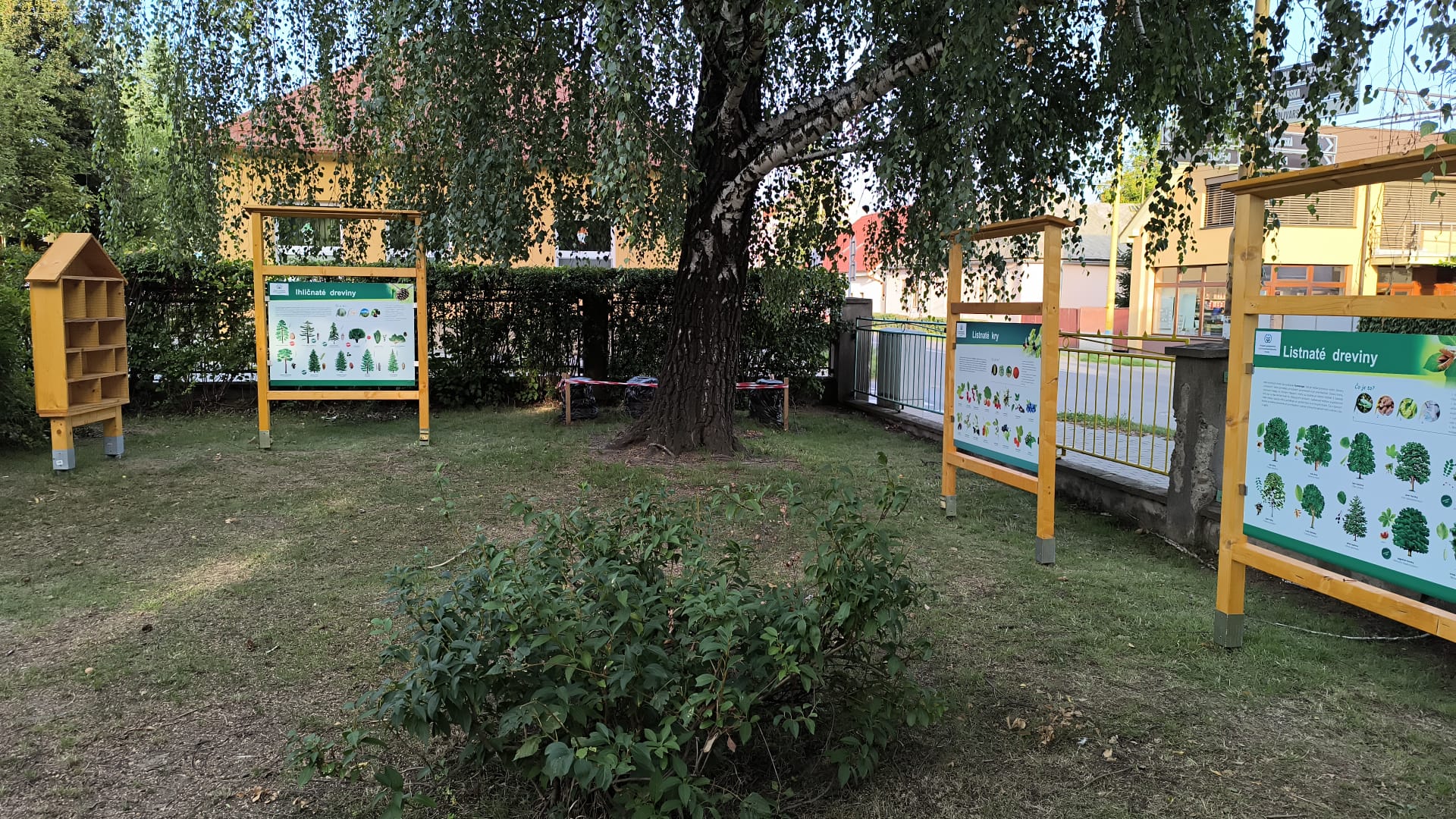 Edukačné tabule a hmyzí domček v školskom areáli