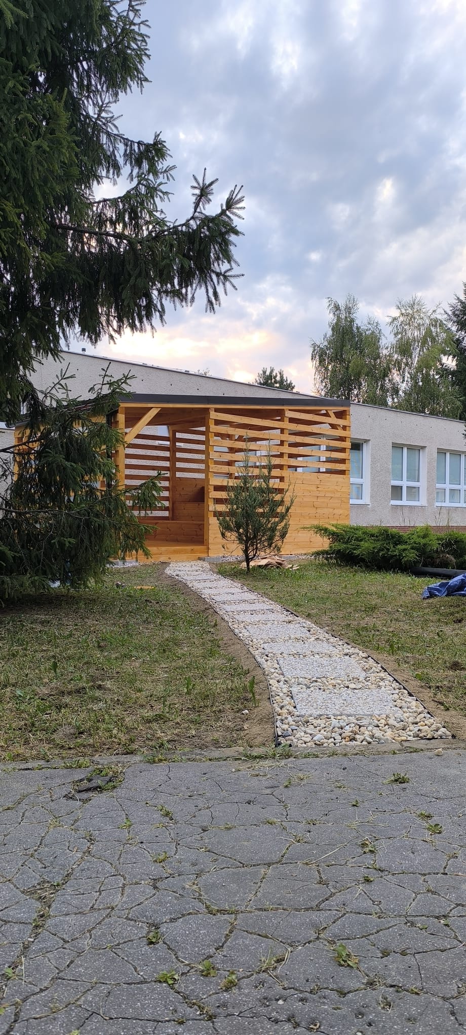 Exteriérová trieda prepojená so zmyslovým chodníkom